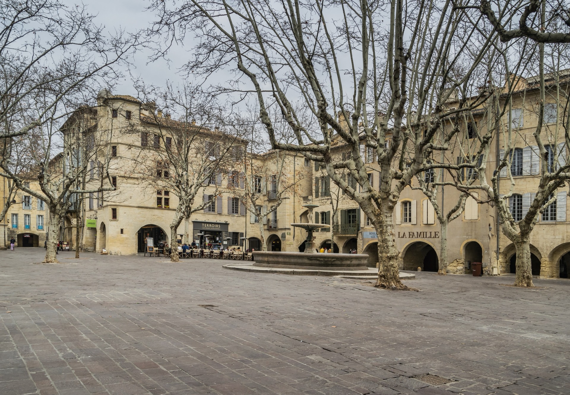 La place aux Herbes à Uzès, ses platanes et ses arcades